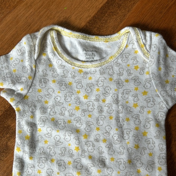 Lot of 5 gender neutral onesies - Picture 10 of 11